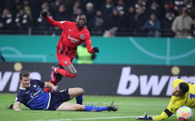 那不勒斯迎德国杯关键赛；窗口期再遭质疑；悬念犹存；团队化学反应显著