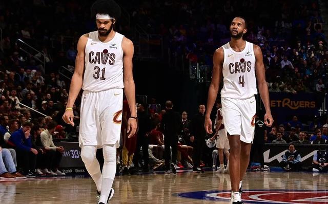 包含重磅！今晚纽约尼克斯调整名单以备NBA总决赛国际比赛日新奥尔良鹈鹕备战NBA季后赛，莱万多夫斯基在公牛比赛中比分优势明显的词条